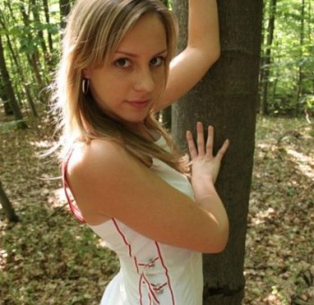 Девочка без трусиков в лесу