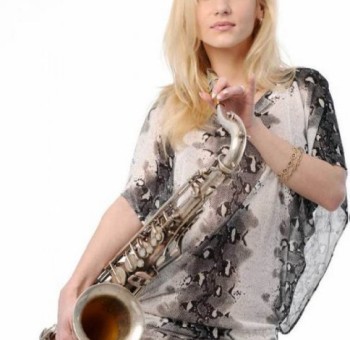 Голая киска блондинки с саксофоном (эротика)