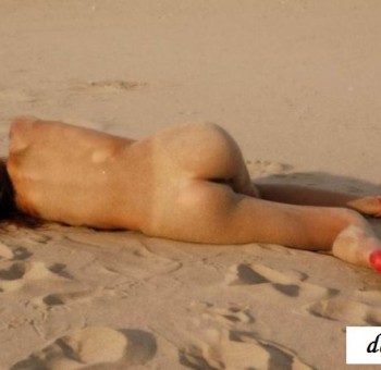 Эротика с прекрасной кореянки на песке  (15 фото эротики)