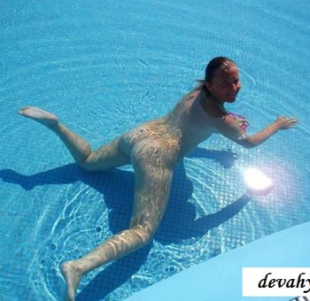 Голая киска дамочки в бассейне (16 фото эротики)