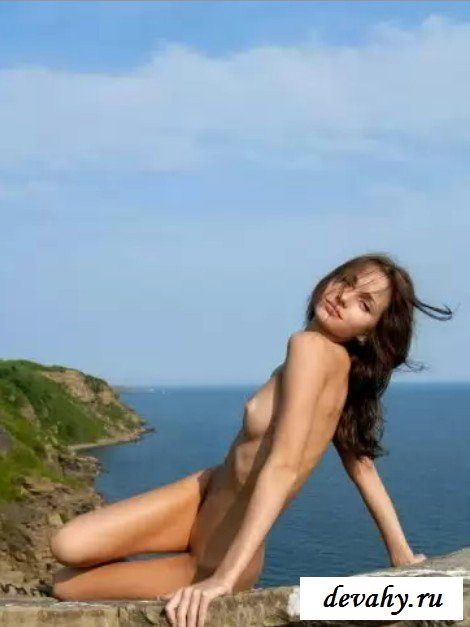 Русская девушка возле моря