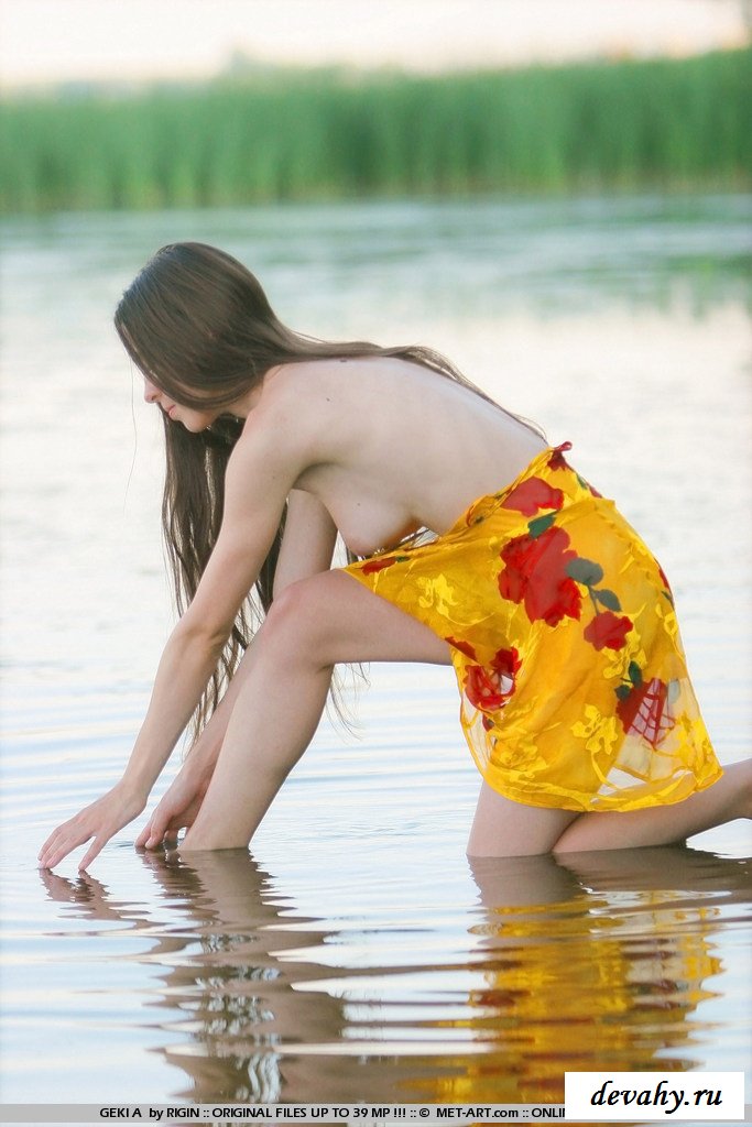 Обнаженная девочка в воде