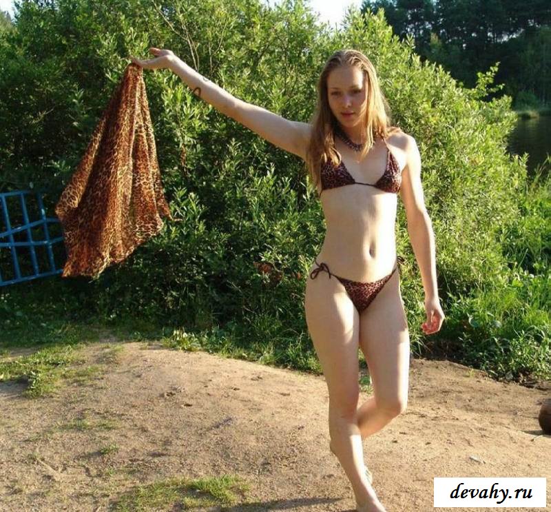 Обнаженная девушка в тигровом купальнике  (16 пошлых изображений) секс фото