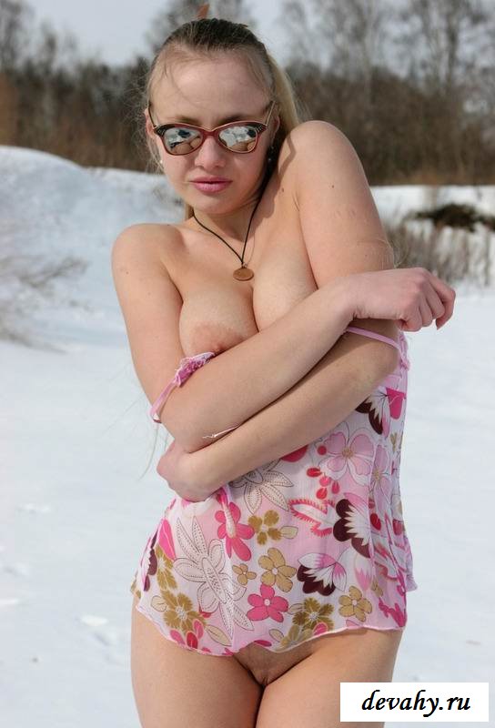 Нагая киска тёлки на снегу (15 эро фоток) секс фото