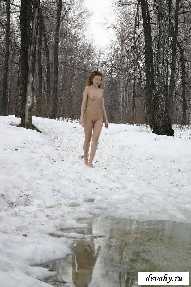 Обнаженная девка снегурочка гуляет по снегу (16 картинок в галерее)