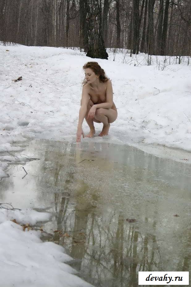 Обнаженная девка снегурочка гуляет по снегу (16 картинок в галерее)