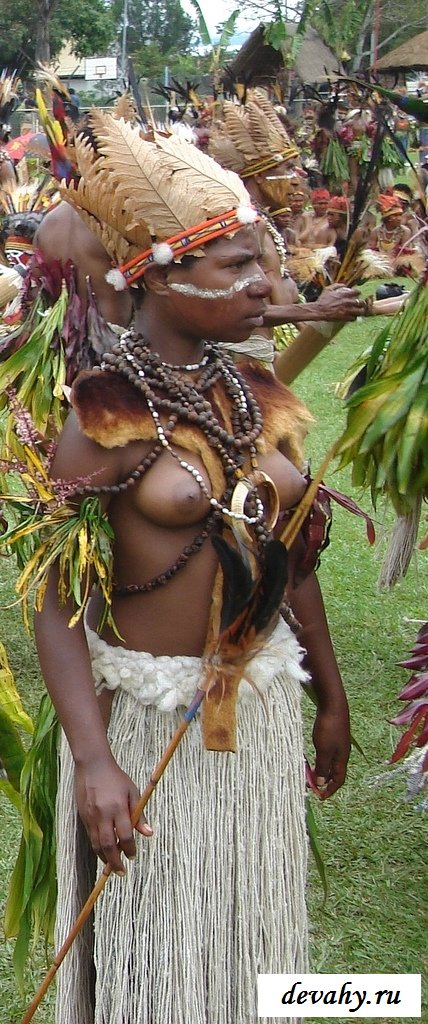 Обнажённые девушки из одного племени