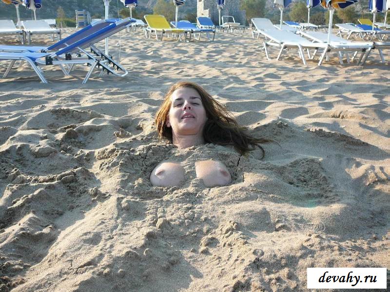Фото голых женщин на пляже на мокром песке (16 эротики)