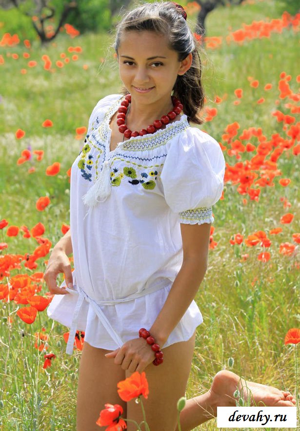Голая татарочка позирует в поле