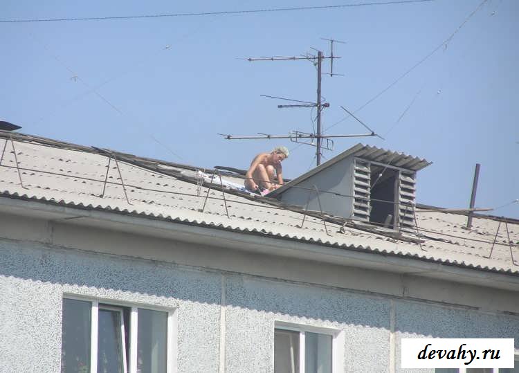18-летние давалки нежатся под солнцем на крыше   (18 фотки эротики)