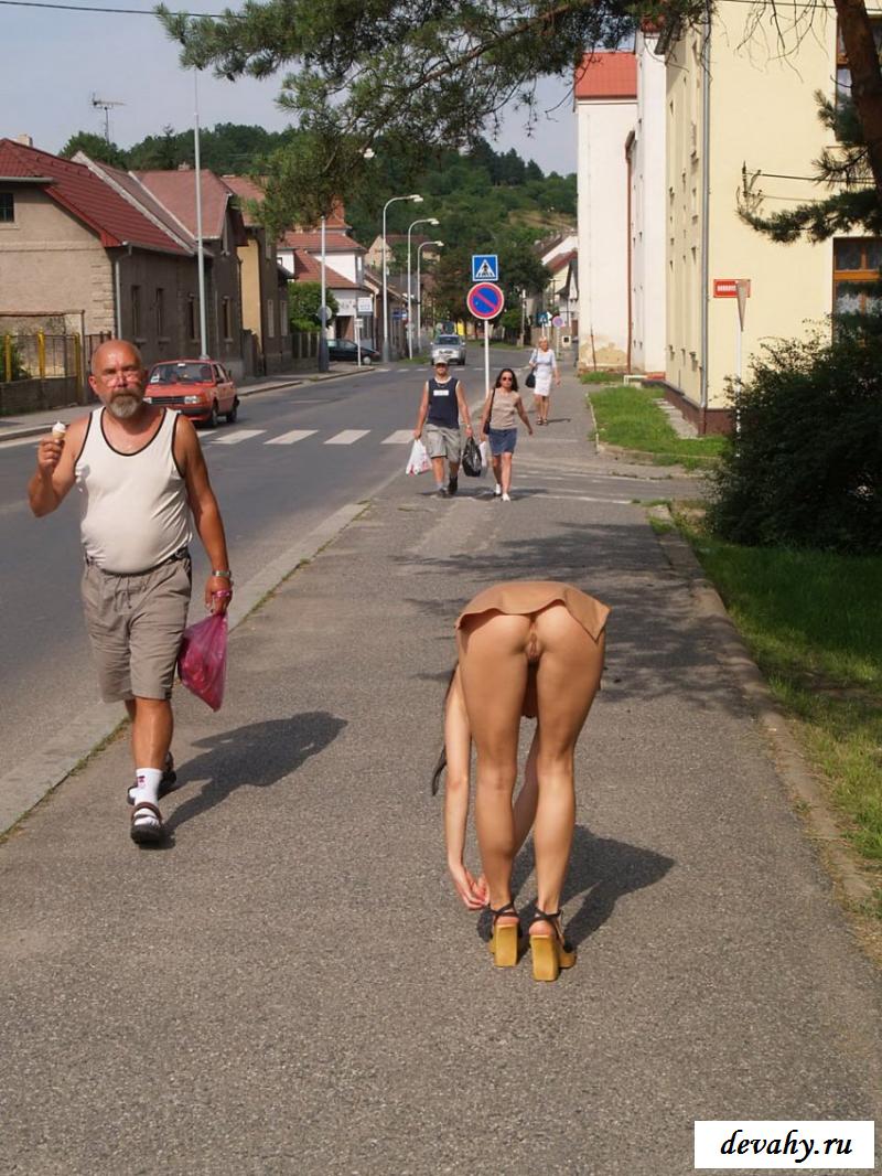 Девушка на улице сексуально позирует (25 фото)