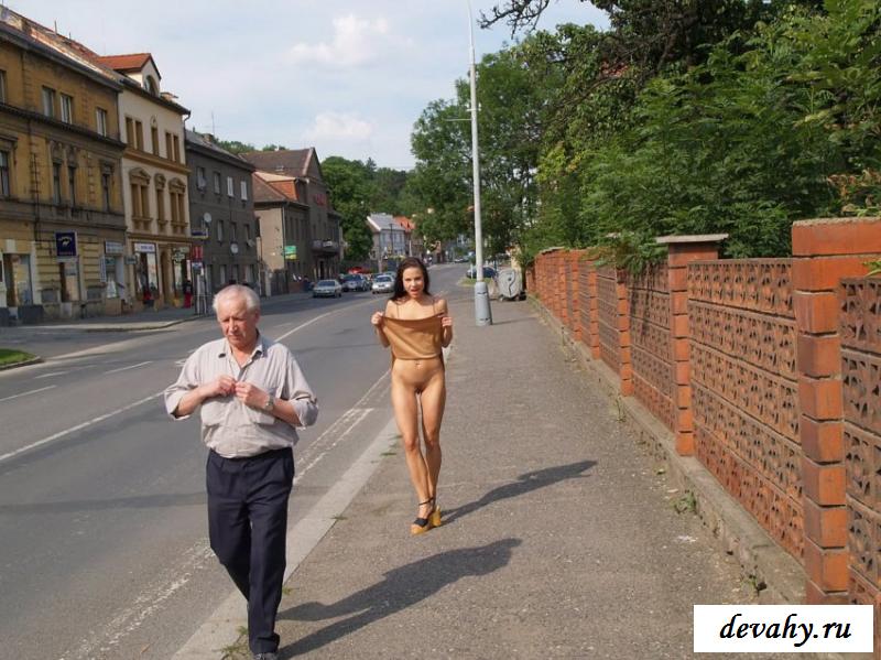 Девушка на улице сексуально позирует (25 фото)