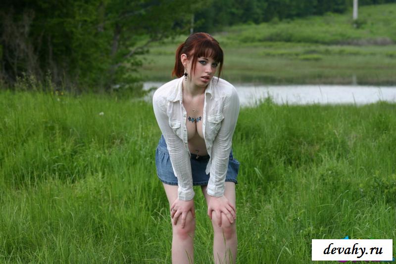 На фото голой молоденькой девушки на траве показала грудь